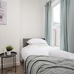 Modern & Spacious - Pool Table - Free Parking - Sleeps 10