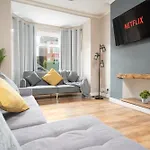Modern & Spacious - Pool Table - Free Parking - Sleeps 10