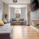 Modern & Spacious - Pool Table - Free Parking - Sleeps 10