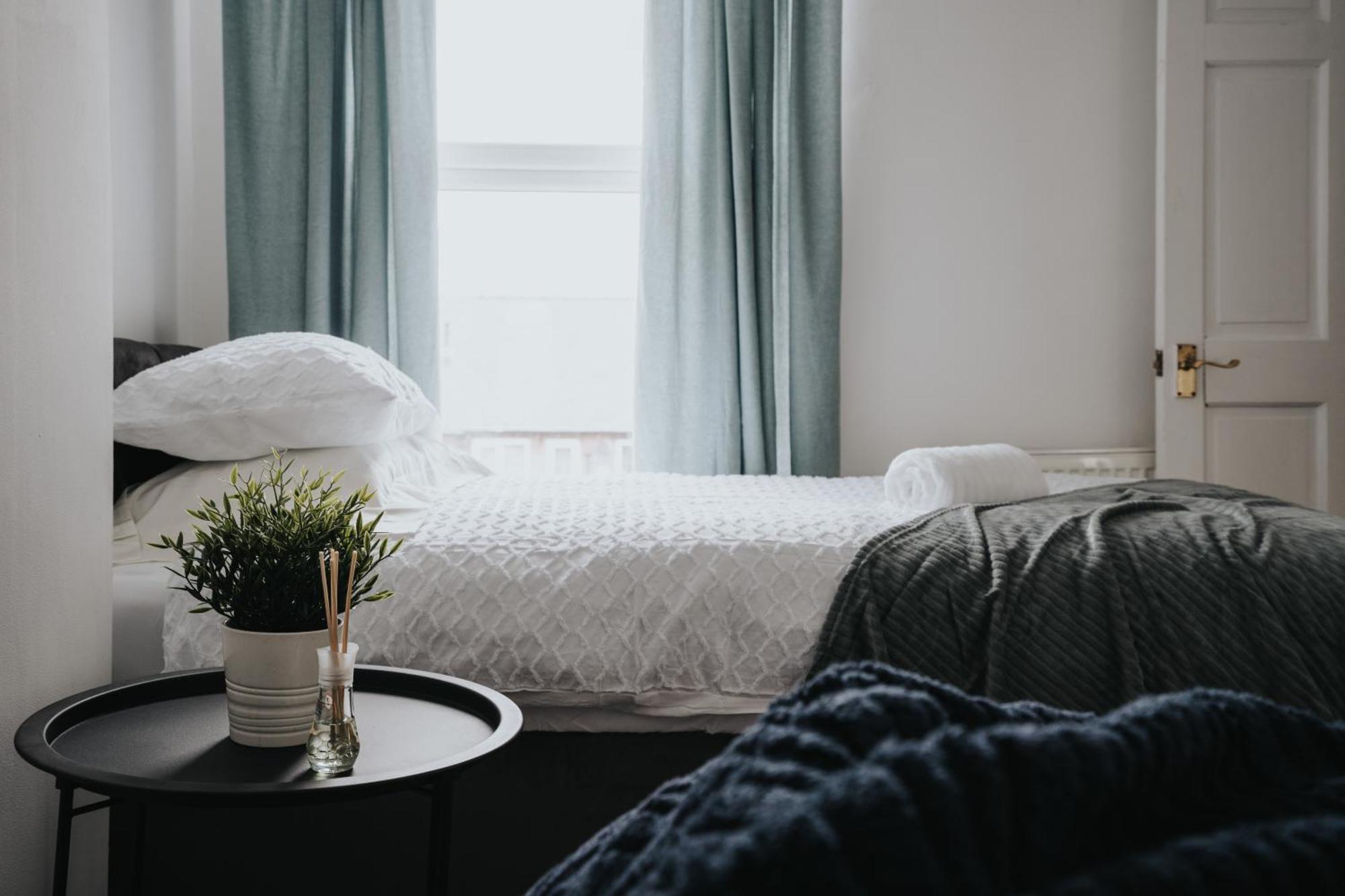 Modern & Spacious - Pool Table - Free Parking - Sleeps 10 Apartamento Manchester