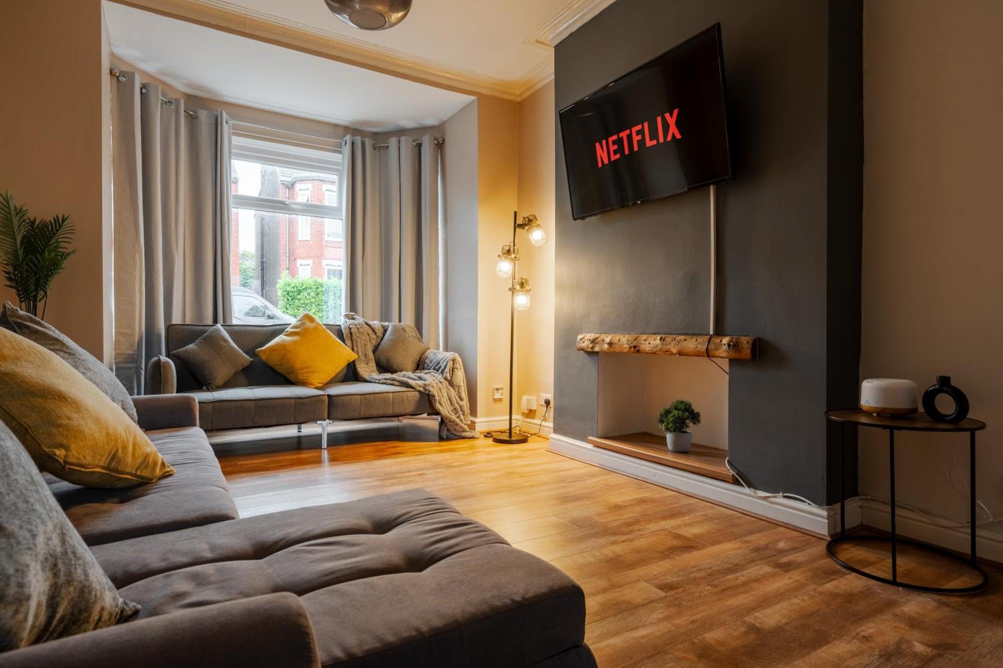 Apartment Modern & Spacious - Pool Table - Free Parking - Sleeps 10 Manchester