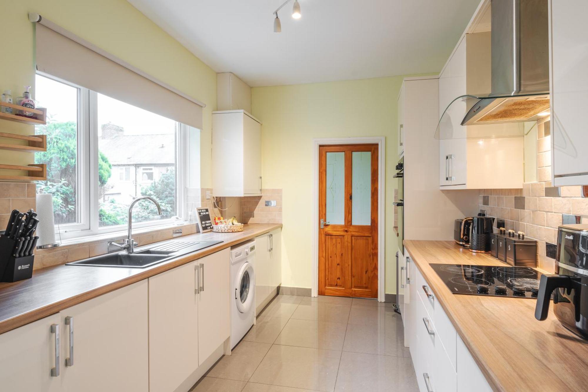 Apartamento Modern & Spacious - Pool Table - Free Parking - Sleeps 10