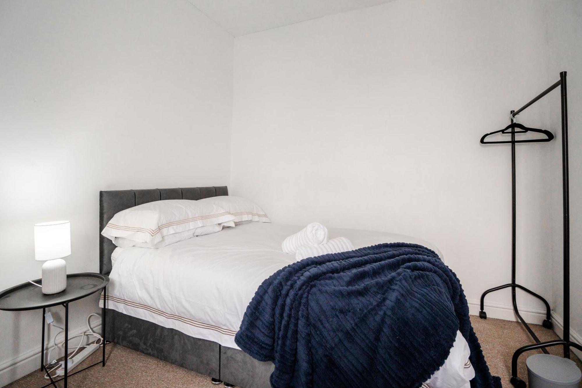 Apartamento Modern & Spacious - Pool Table - Free Parking - Sleeps 10 *
