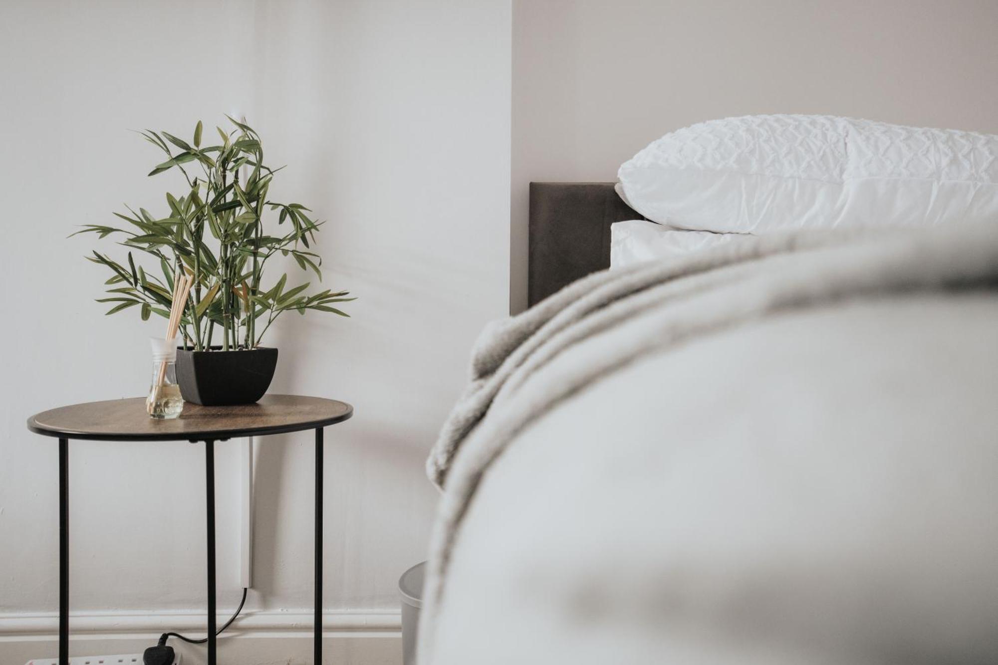 Modern & Spacious - Pool Table - Free Parking - Sleeps 10 Apartment *