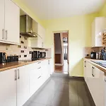 Modern & Spacious - Pool Table - Free Parking - Sleeps 9