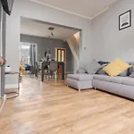 Modern & Spacious - Pool Table - Free Parking - Sleeps 9