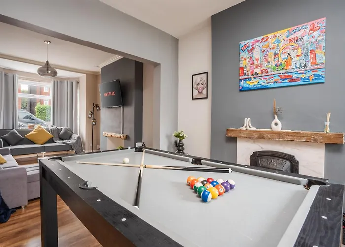 Modern & Spacious - Pool Table - Free Parking - Sleeps 9
