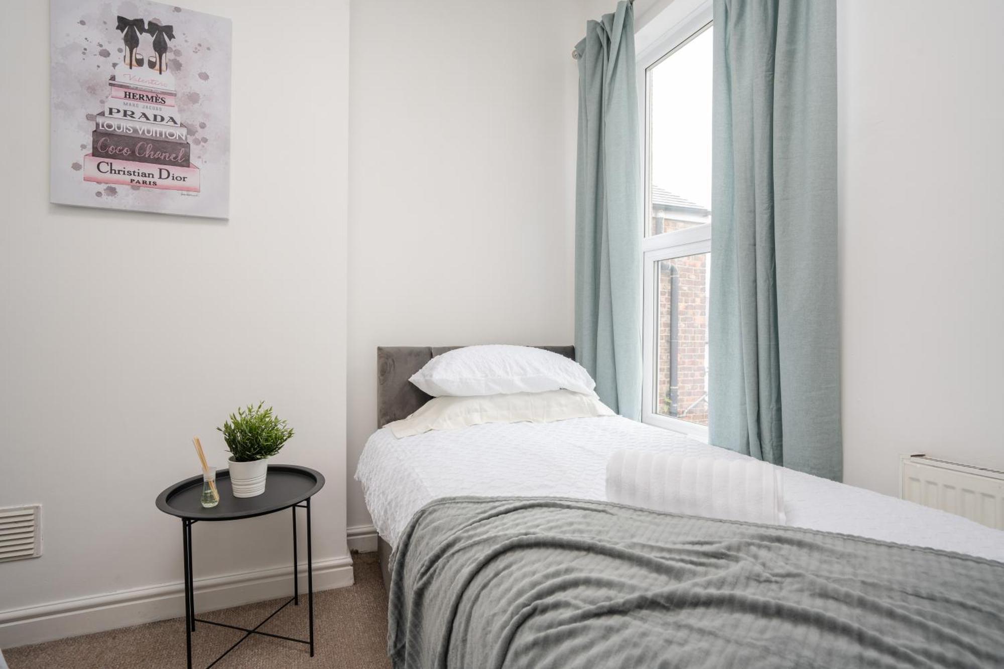 Modern & Spacious - Pool Table - Free Parking - Sleeps 9 Manchester