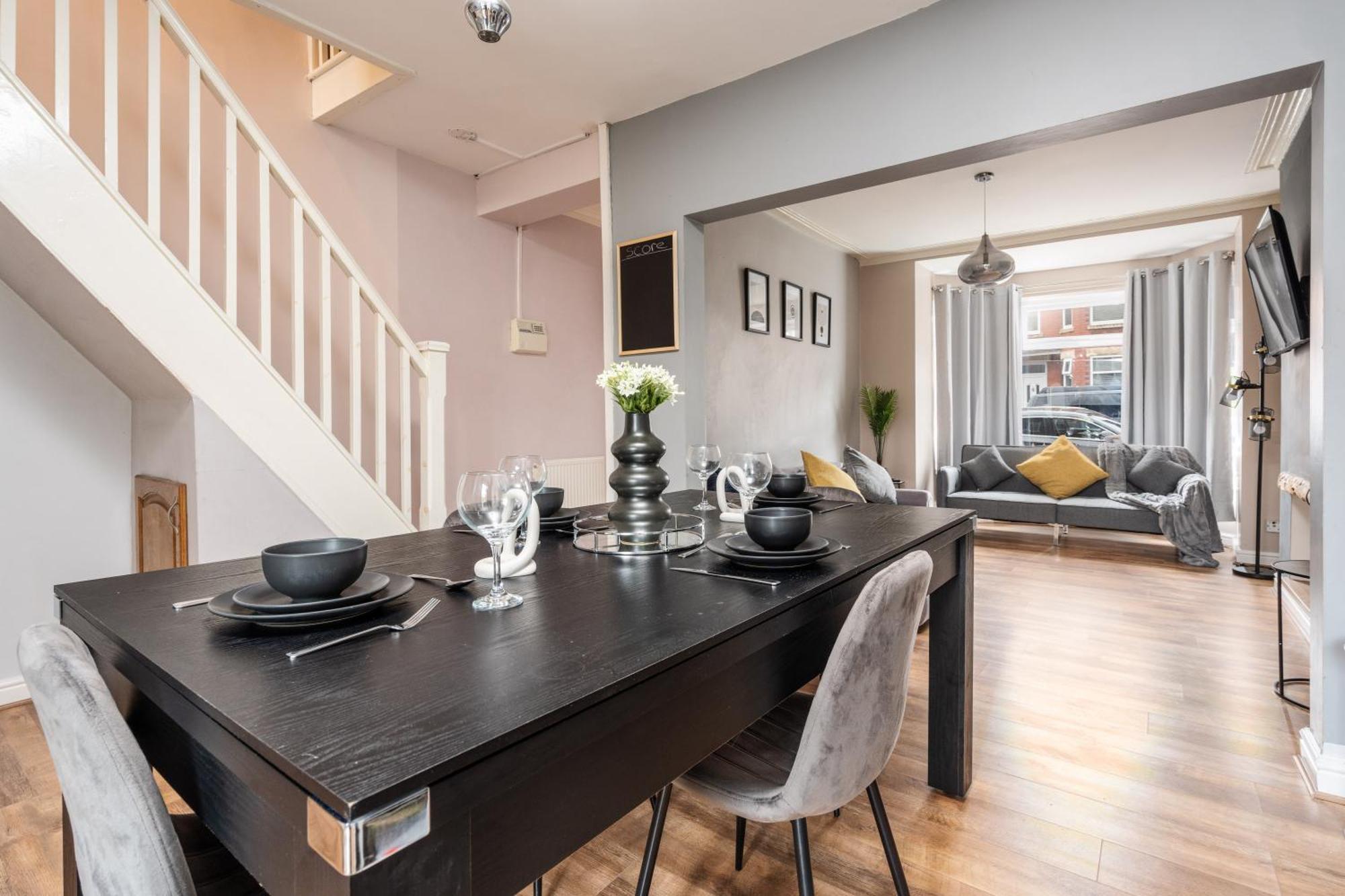 Modern & Spacious - Pool Table - Free Parking - Sleeps 9 *