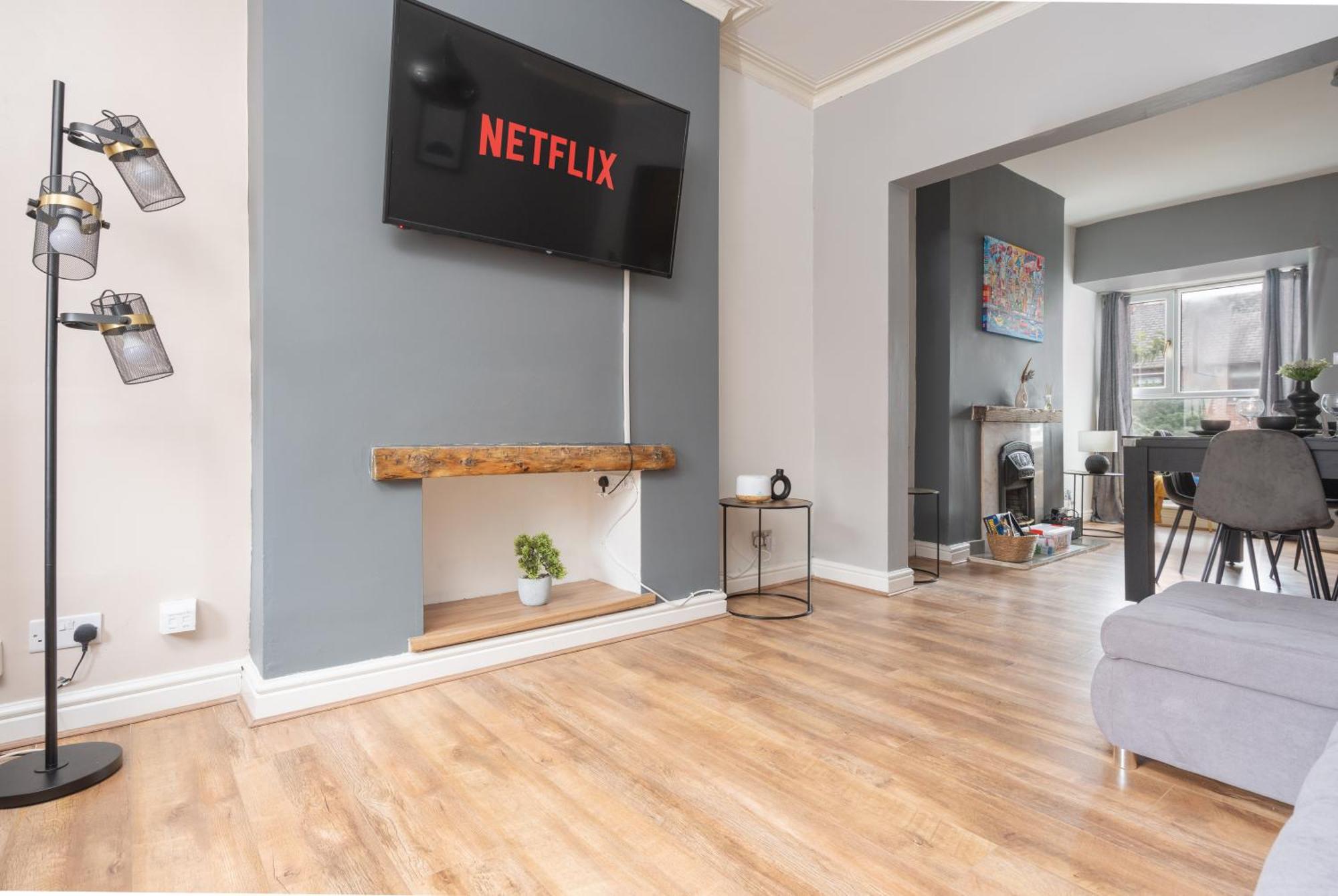 Modern & Spacious - Pool Table - Free Parking - Sleeps 9