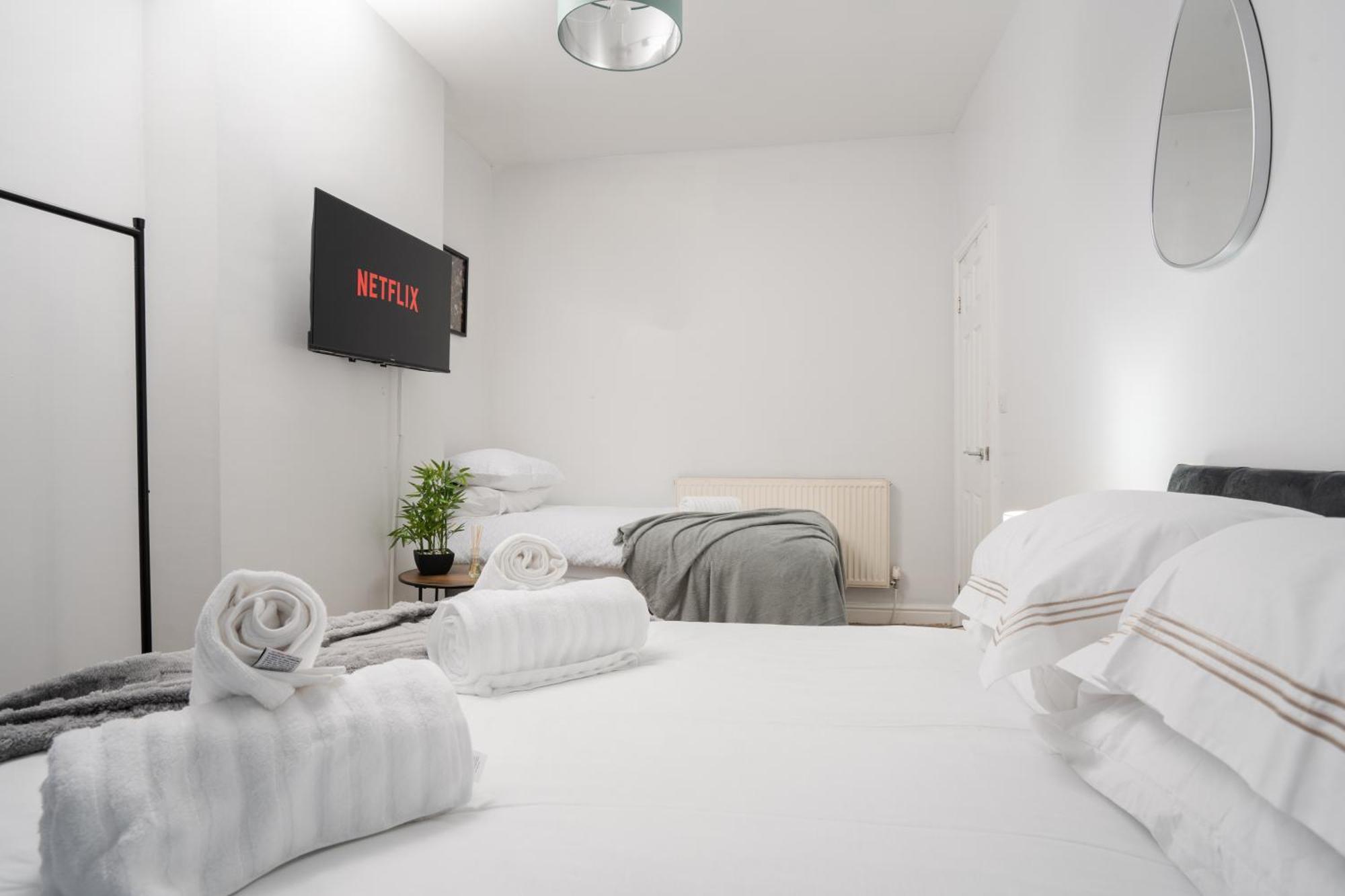 Modern & Spacious - Pool Table - Free Parking - Sleeps 9 *