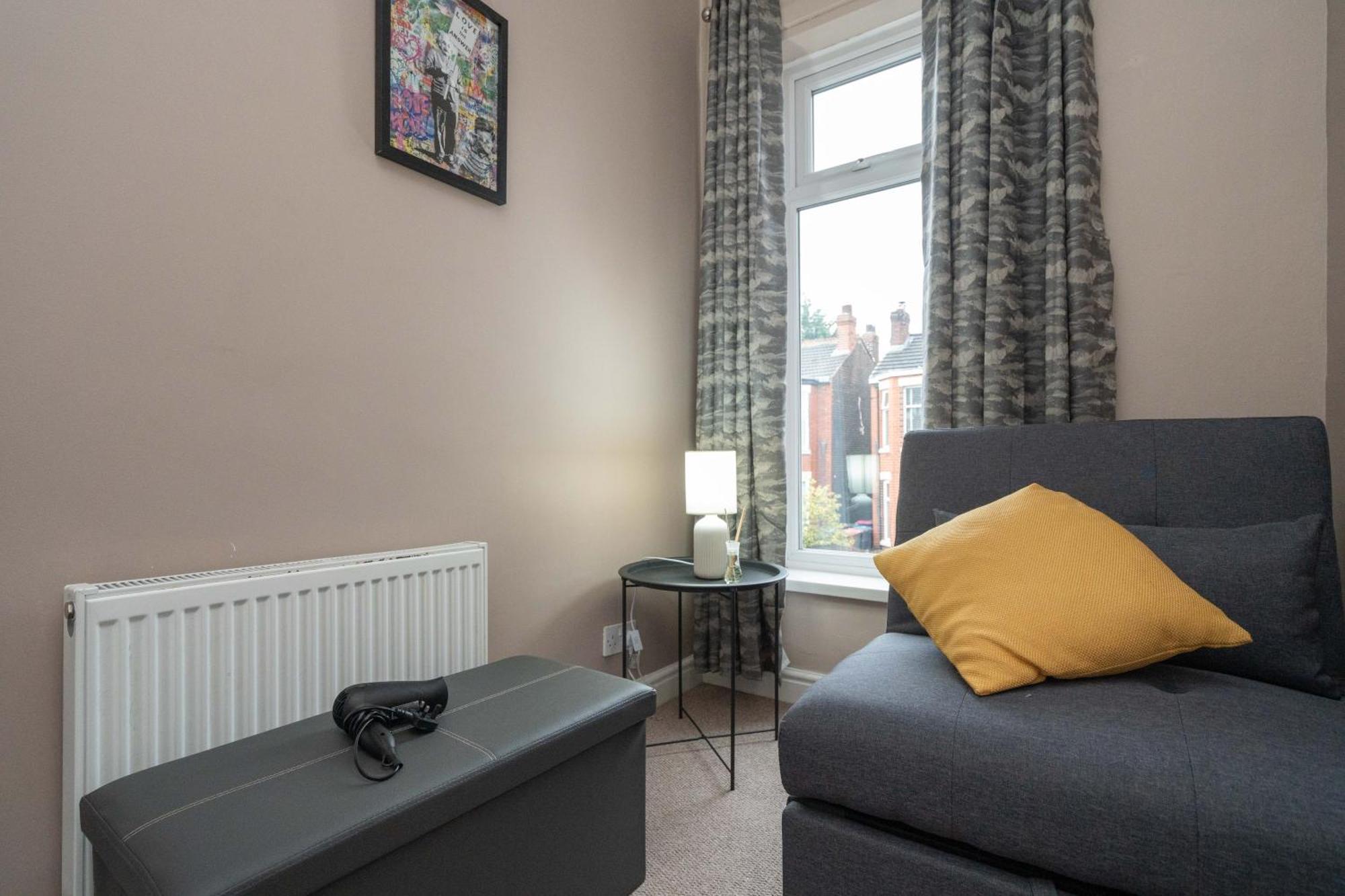 Modern & Spacious - Pool Table - Free Parking - Sleeps 9 * Manchester