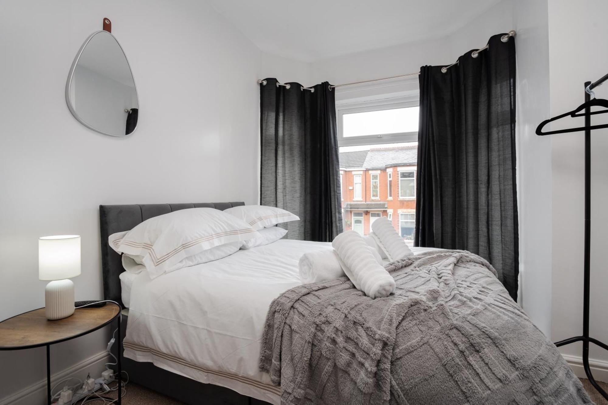 Modern & Spacious - Pool Table - Free Parking - Sleeps 9 *