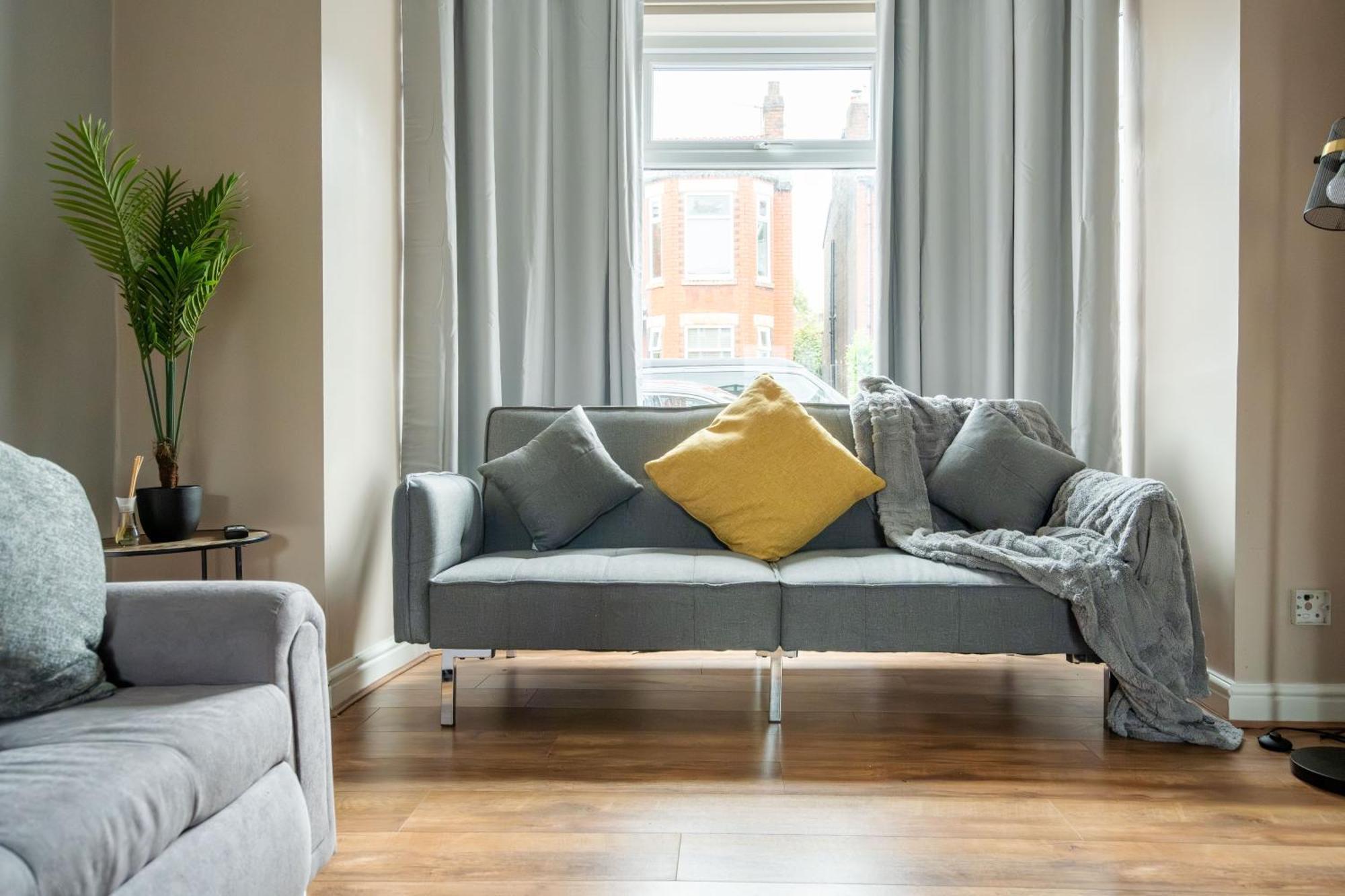 Modern & Spacious - Pool Table - Free Parking - Sleeps 9