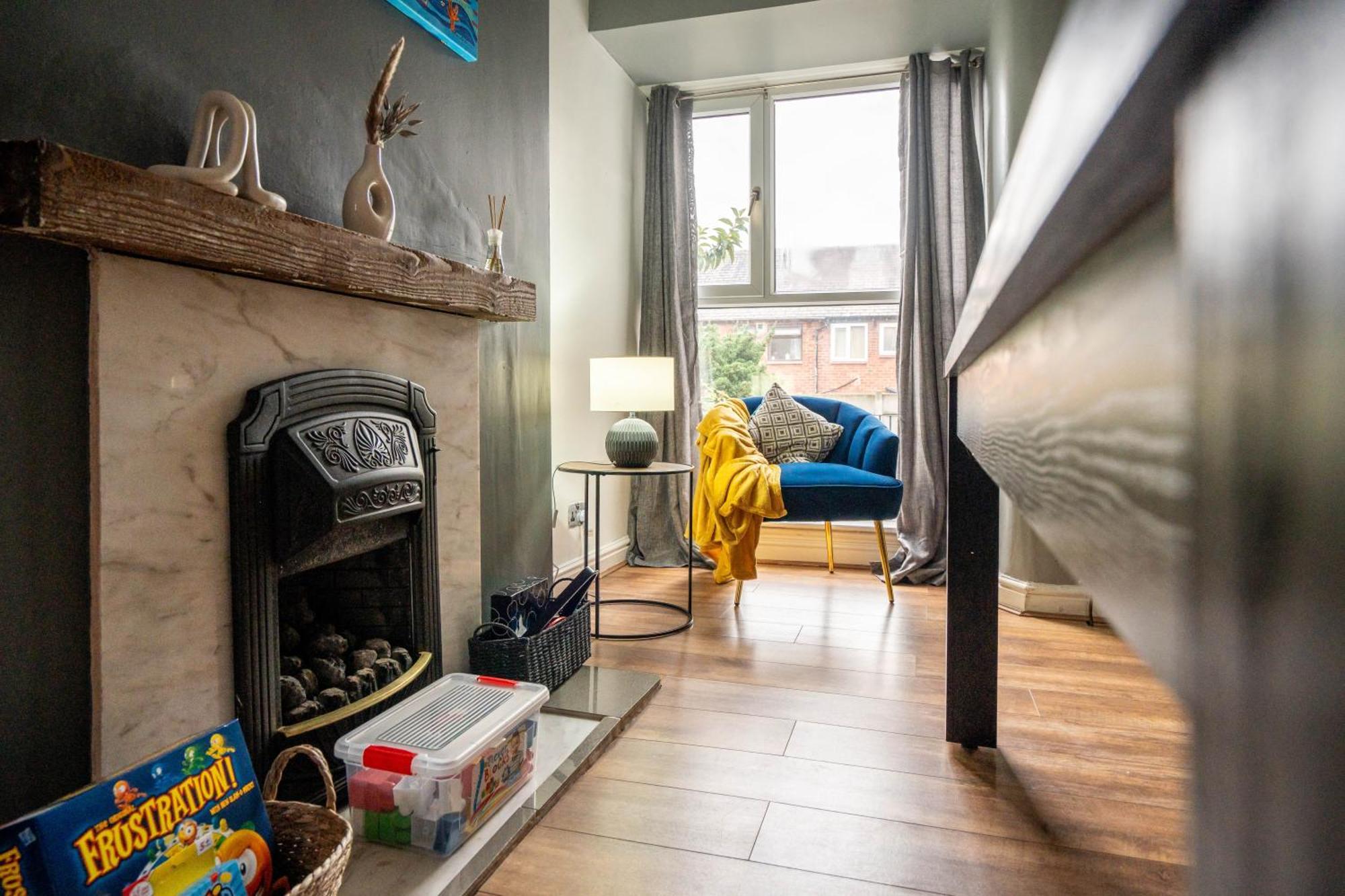 Modern & Spacious - Pool Table - Free Parking - Sleeps 9 Manchester