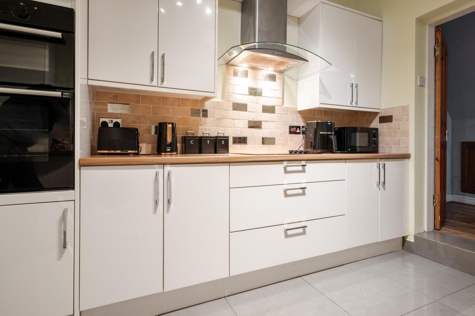 Modern & Spacious - Pool Table - Free Parking - Sleeps 9 * Manchester