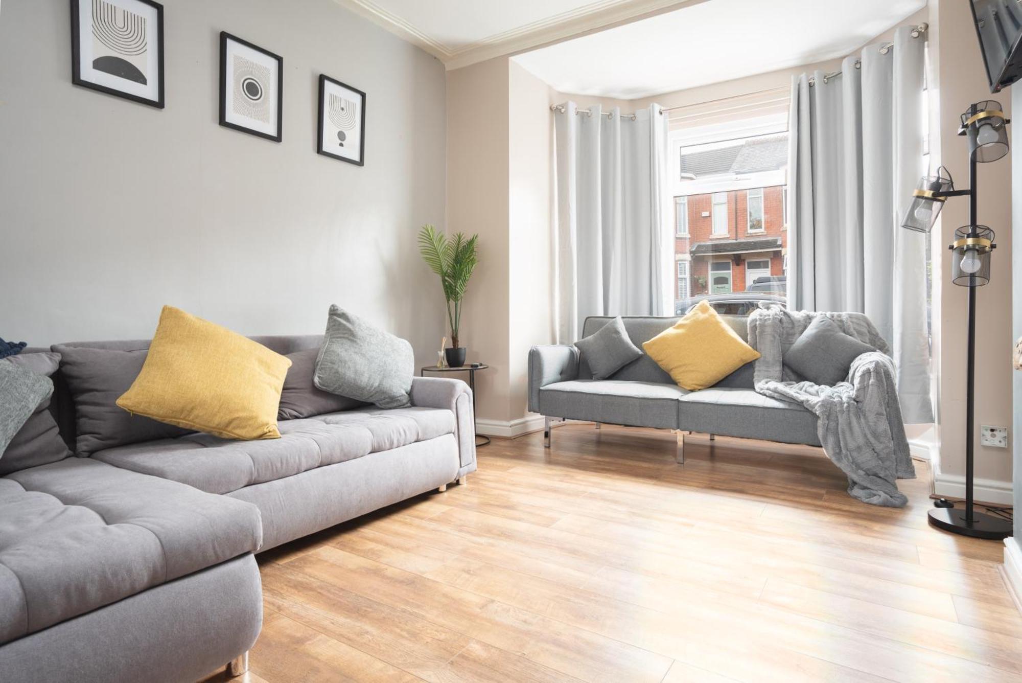 Modern & Spacious - Pool Table - Free Parking - Sleeps 9 Manchester