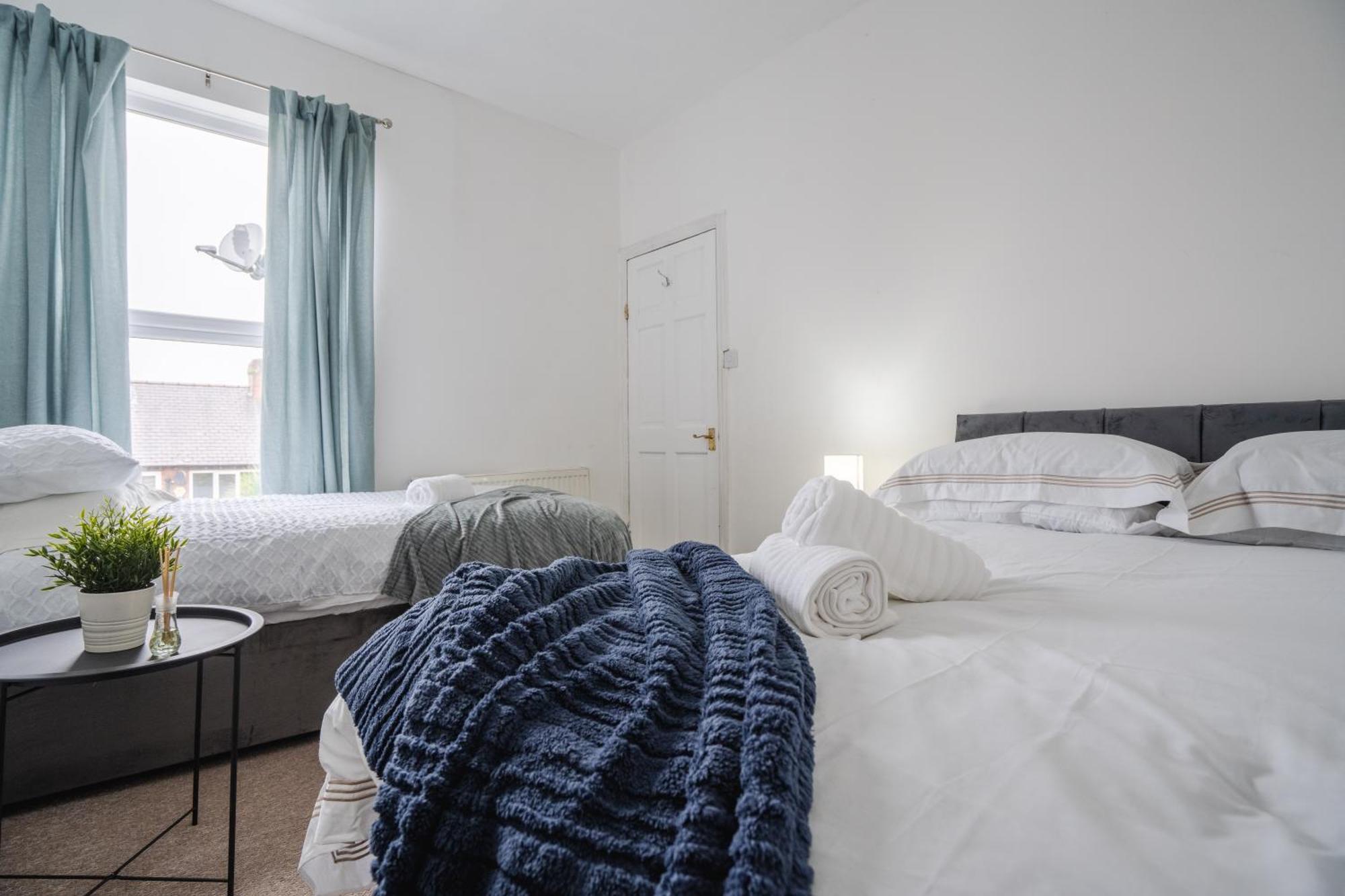 Modern & Spacious - Pool Table - Free Parking - Sleeps 9 Apartamento