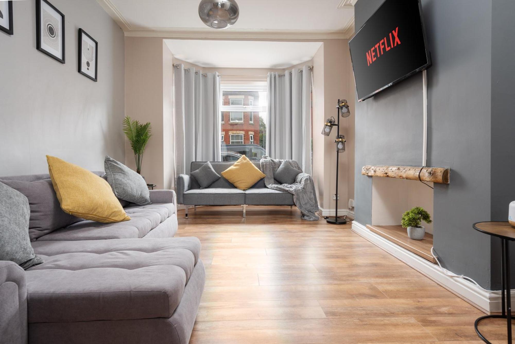 Modern & Spacious - Pool Table - Free Parking - Sleeps 9 * Manchester