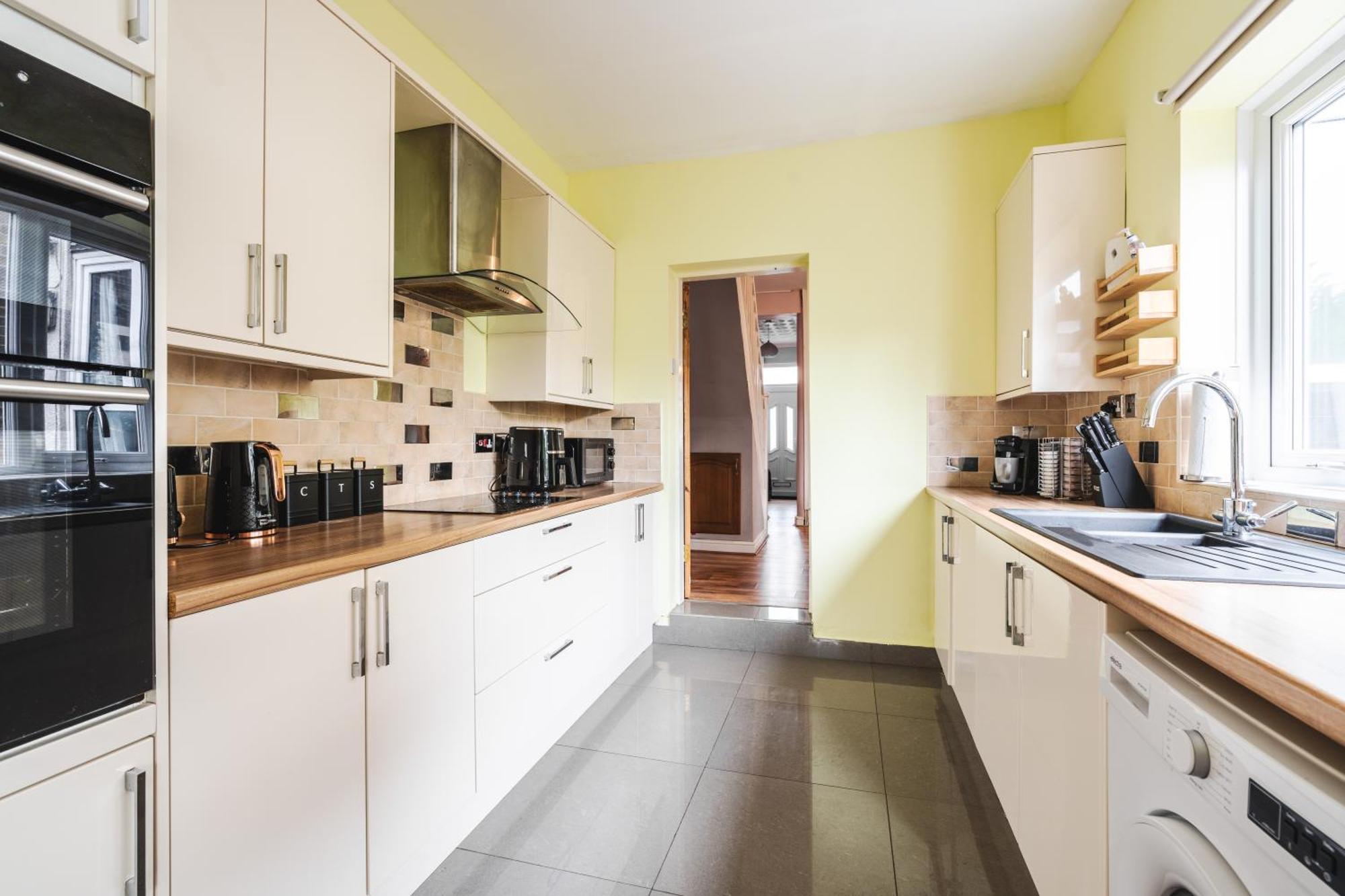 Modern & Spacious - Pool Table - Free Parking - Sleeps 9 Manchester
