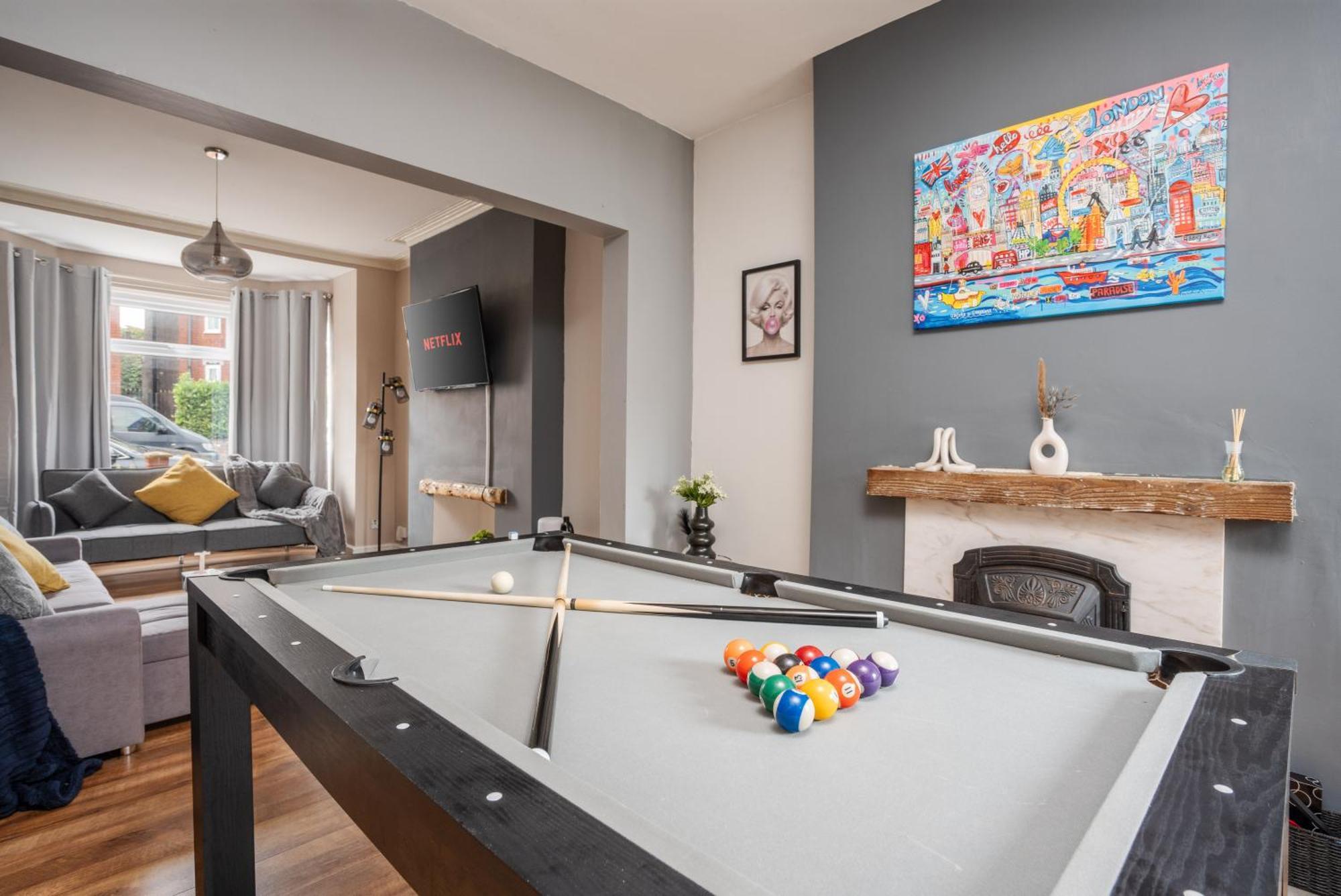 Modern & Spacious - Pool Table - Free Parking - Sleeps 9